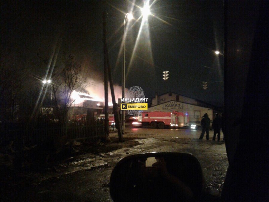 Свидетели сняли пожар в кемеровском автомагазине на видео