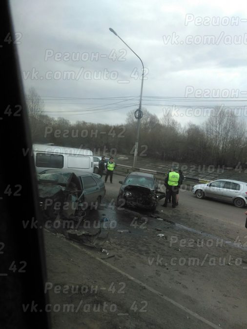Видео: в Новокузнецке произошло массовое ДТП, есть пострадавшие