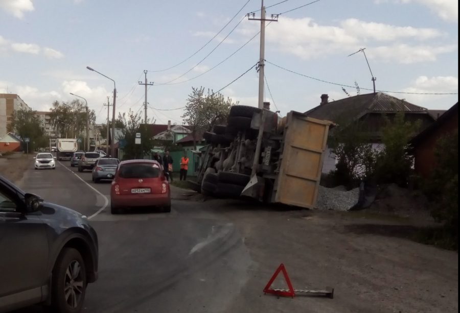 Видео: в Кемерове на Южном опрокинулся КамАЗ с щебнем