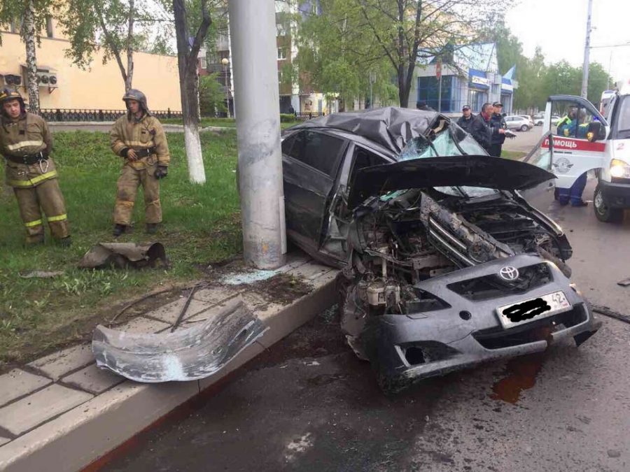В ГИБДД рассказали подробности страшного ДТП в Новокузнецке, где Toyota врезалась в столб