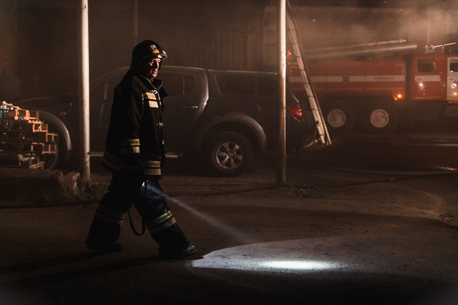В Ленинском районе Кемерова в гаражном боксе сгорели автобус и «Газель»
