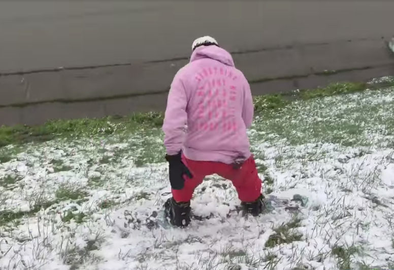 Видео: в майский снегопад кемеровчанин скатился на сноуборде по набережной, чтобы хайпануть