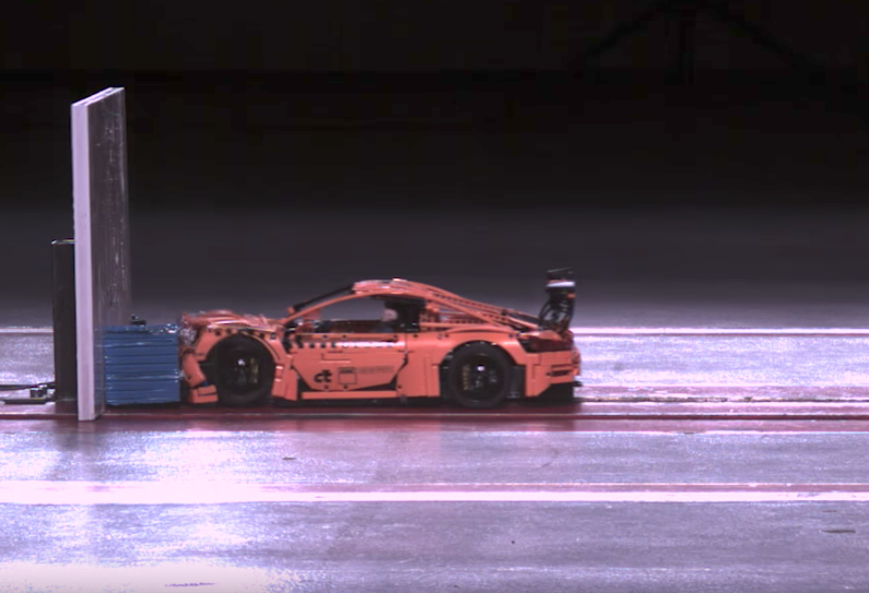 Видео: в Германии провели краш-тест Porsche 911 из конструктора Lego