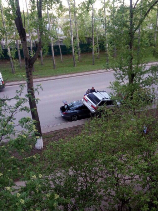 В Кемерове в результате ДТП одна «легковушка» оказалась на крыше другой
