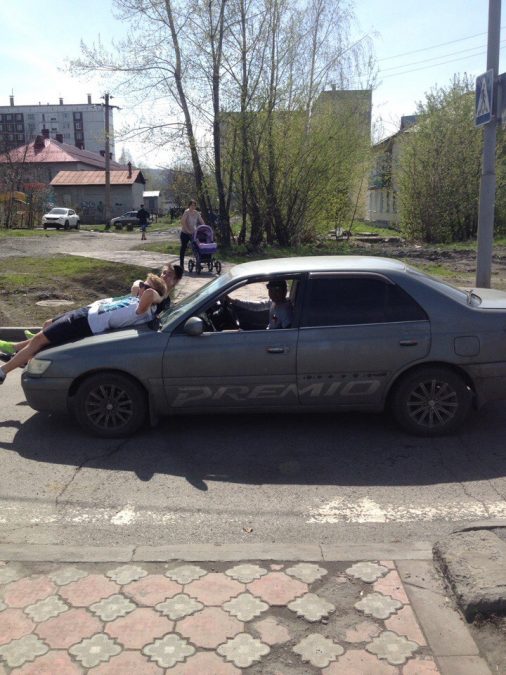 В Междуреченске мужчина катал на капоте авто своих друзей