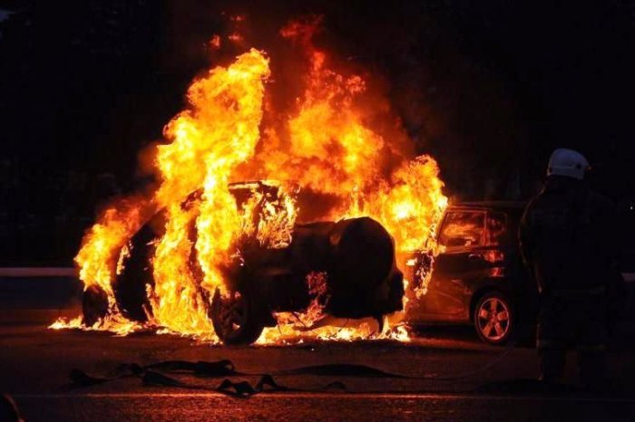 Ночью в Кемерове на Южном сгорел автомобиль