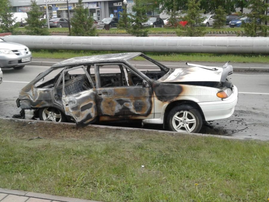 Пожар в автомобиле в Белове сняли на видео