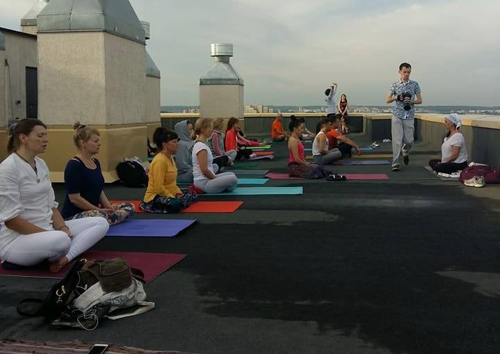 Несколько десятков кузбассовцев медитировали рано утром на крыше многоэтажки