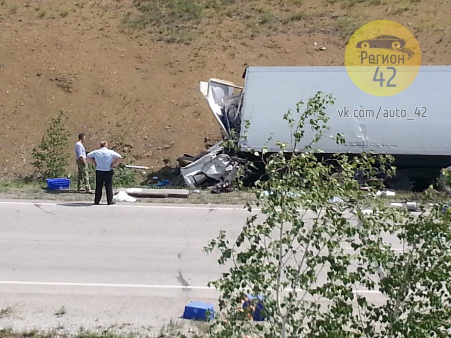 В Сети появились фото последствий ДТП на кузбасской трассе с двумя грузовиками