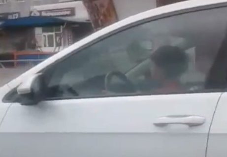 В Кемерове в автомобильном потоке заметили ребёнка за рулём иномарки