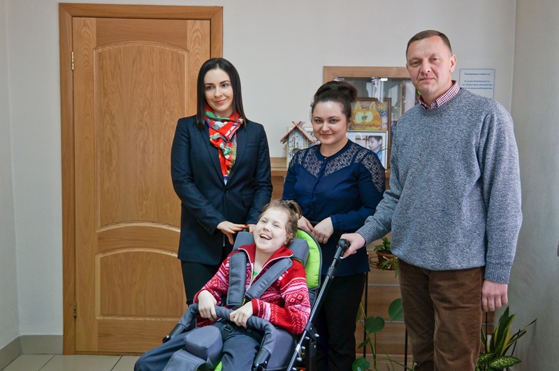 11-летней кемеровчанке благотворительный фонд подарил кресло-коляску