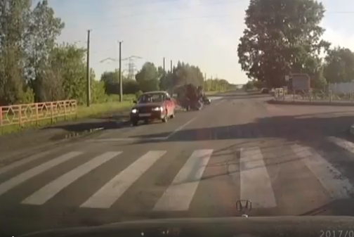 Опрокидывание мотоцикла с тремя пассажирами в Новокузнецке попало на видео