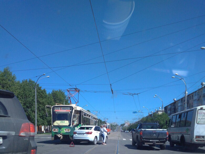 В центре Кемерова столкнулись трамвай и Lada