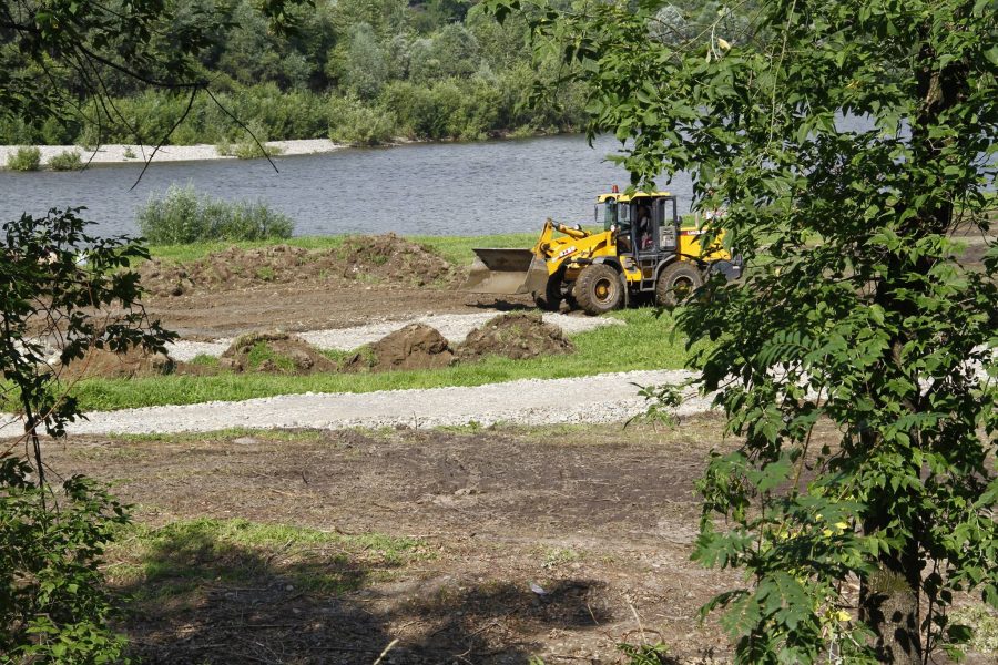 Депутат Госдумы проинспектировал строительство нового парка в Междуреченске