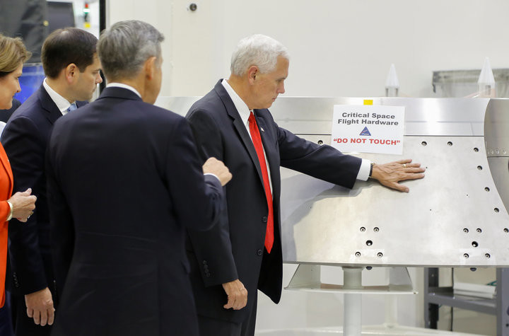 Американский вице-президент проигнорировал табличку «Не трогать!» в NASA