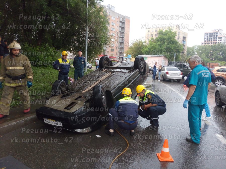 В центре Кемерова Lada Priora врезалась в три автомобиля и перевернулась