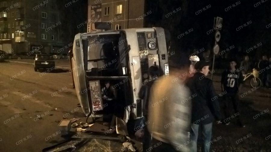 Фото: в Новокузнецке пьяный водитель Mitsubishi протаранил автобус, ПАЗ опрокинулся