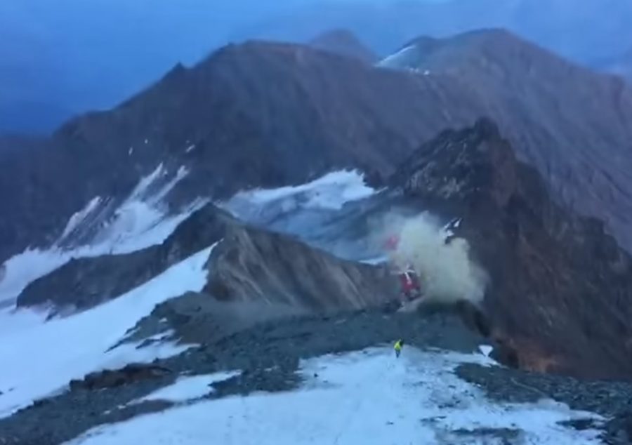 Спасательный вертолёт разбился во время эвакуации альпиниста