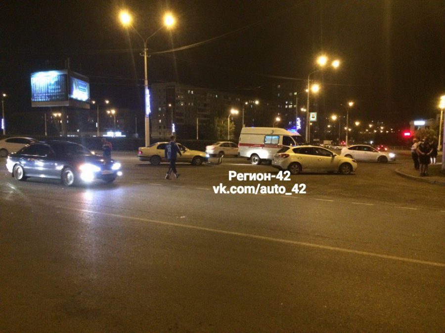 Фото: в Кемерове на кольце бульвара Строителей перевернулся Daewoo Matiz