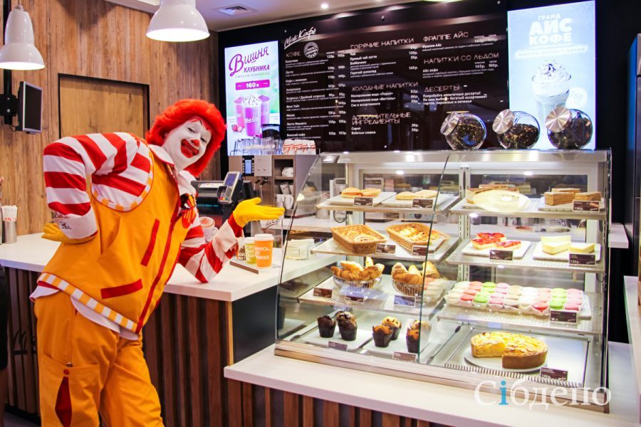 Массовую драку между любителями еды из McDonald’s в Кемерове сняли на видео