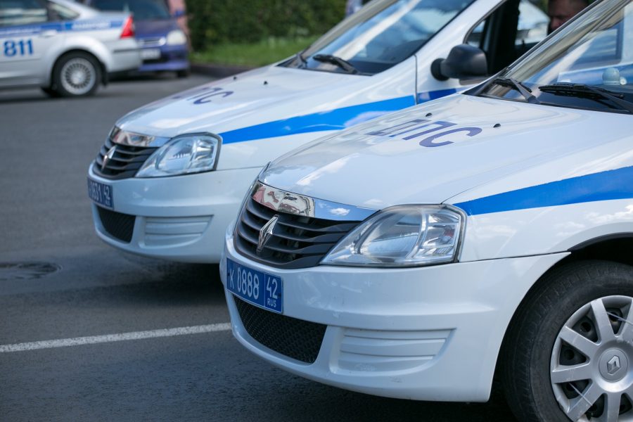 В Кузбассе произошло ДТП с патрульной машиной, пострадали двое полицейских
