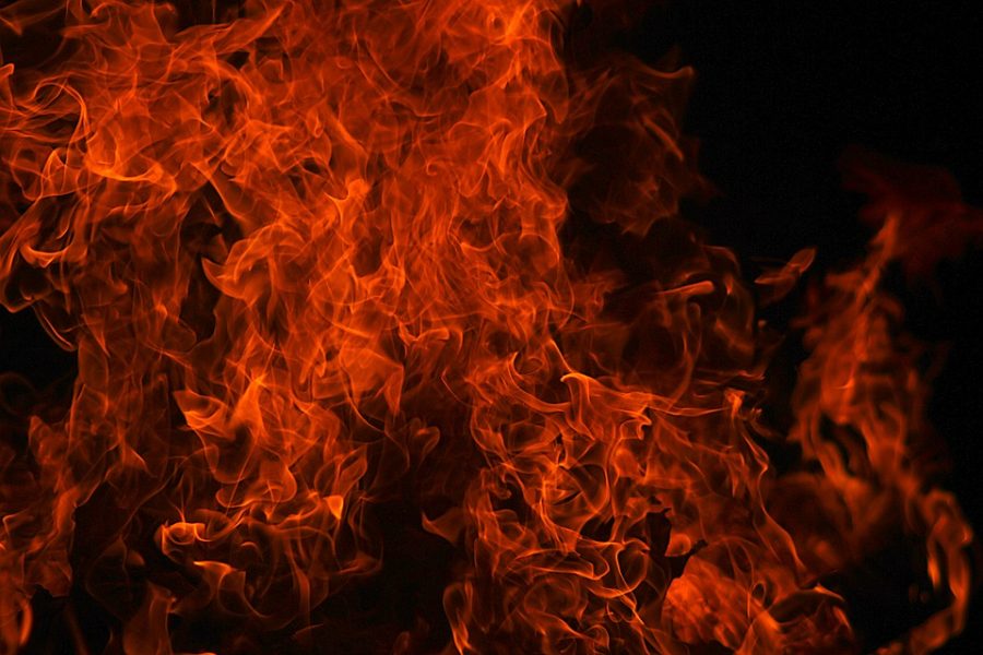 Видео: на кузбасской трассе сгорел тягач