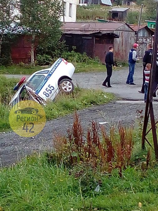 В Кузбассе патруль ДПС гнался за мотоциклистом и слетел в кювет