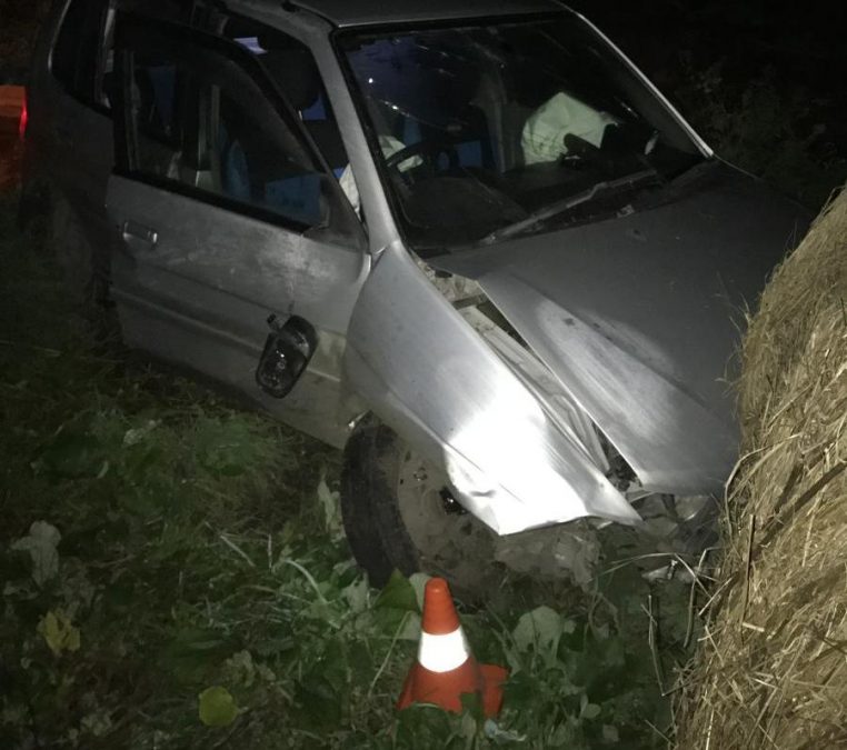 Фото: пьяный кузбассовец за рулём Mazda въехал в стог стена, пострадали трое пассажиров