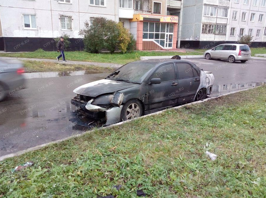 Фото: за сутки в Новокузнецке на одной улице сгорели две машины
