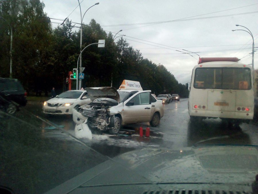 Фото: в Кемерове ДТП с участием автомобиля такси спровоцировало пробку