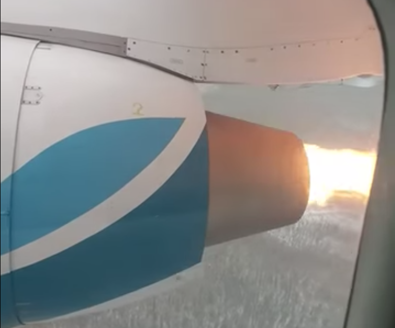 Видео: у пассажирского Ан-148 во время полёта загорелся двигатель