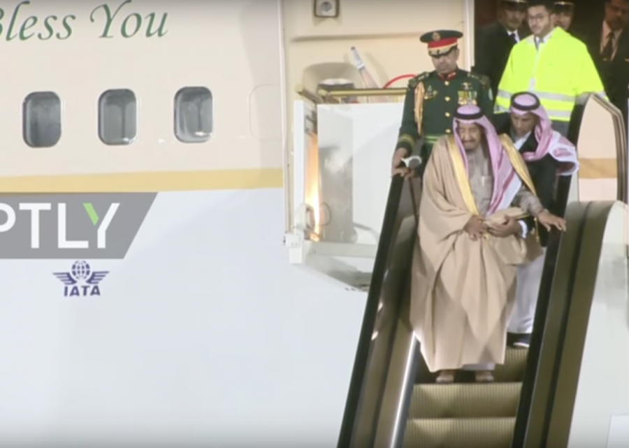 Видео: во время первого визита в Москву у короля Саудовской Аравии сломался трап-эскалатор