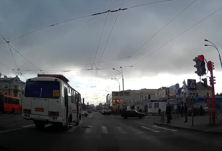В Кемерове водителя маршрутки оштрафовали за попавший на видео проезд на «красный»