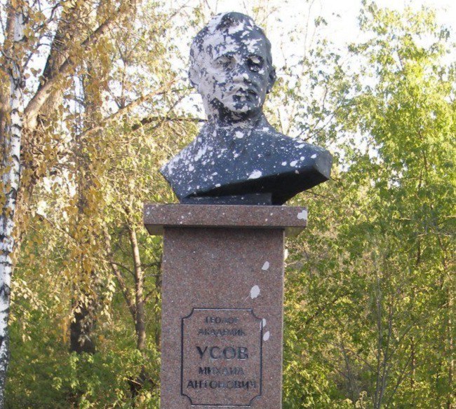 В Новокузнецке облили строительной смесью памятник известному геологу