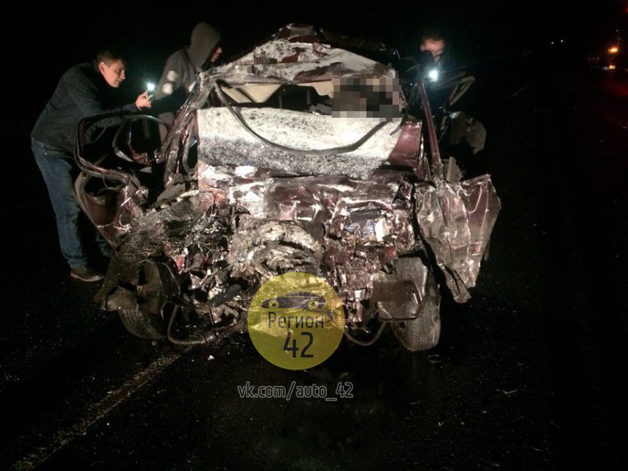 В Кузбассе водитель «легковушки» врезался в фуру, мужчина погиб