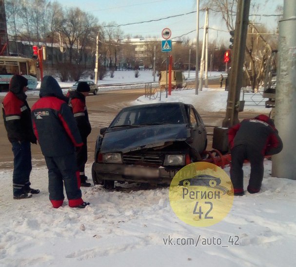 В ГИБДД Кемерова рассказали подробности ДТП, в котором ВАЗ сбил пешехода и снёс светофор