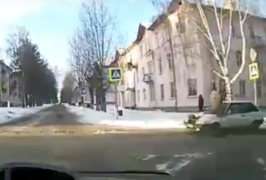 В Кузбассе водитель ВАЗа сбил пешехода на зебре, момент ДТП попал на видео