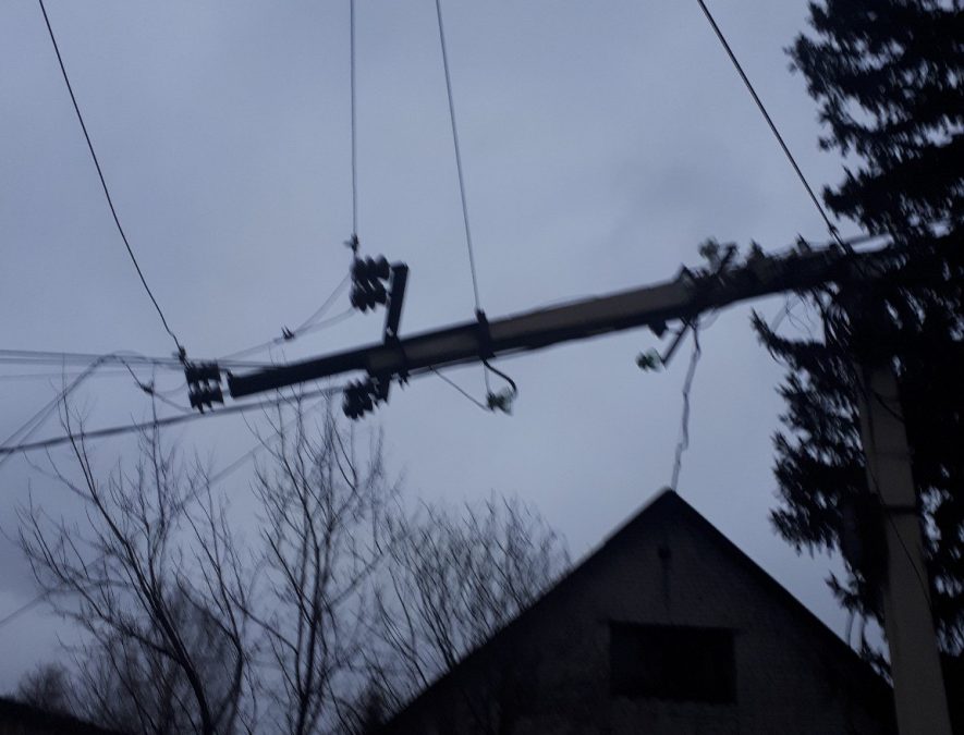 В Кузбассе энергетики устраняют последствия сильного ветра