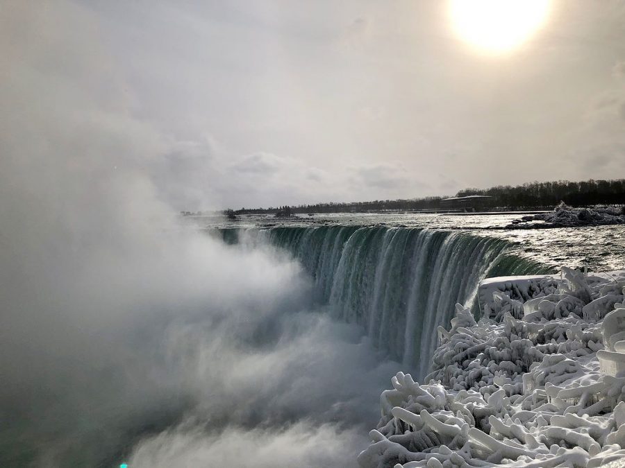 Ниагарский водопад из-за морозов превратился в «ледяной рай»