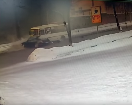 Опубликовано видео момента ДТП с участием маршрутки в Новокузнецке, где пострадали четверо