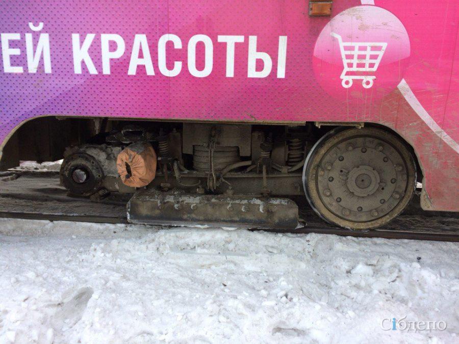 В Кемерове на Кузнецком мосту у трамвая на ходу оторвалось колесо