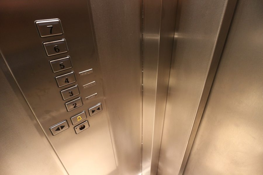 В Новокузнецке двое братьев похитили в многоквартирном доме лифт