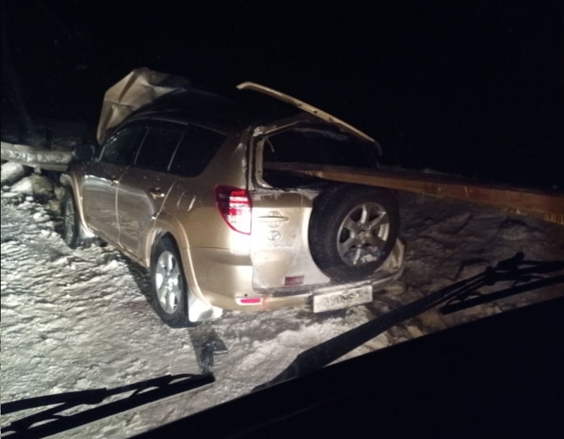 Фото: в Кузбассе автомобиль насадило на отбойник