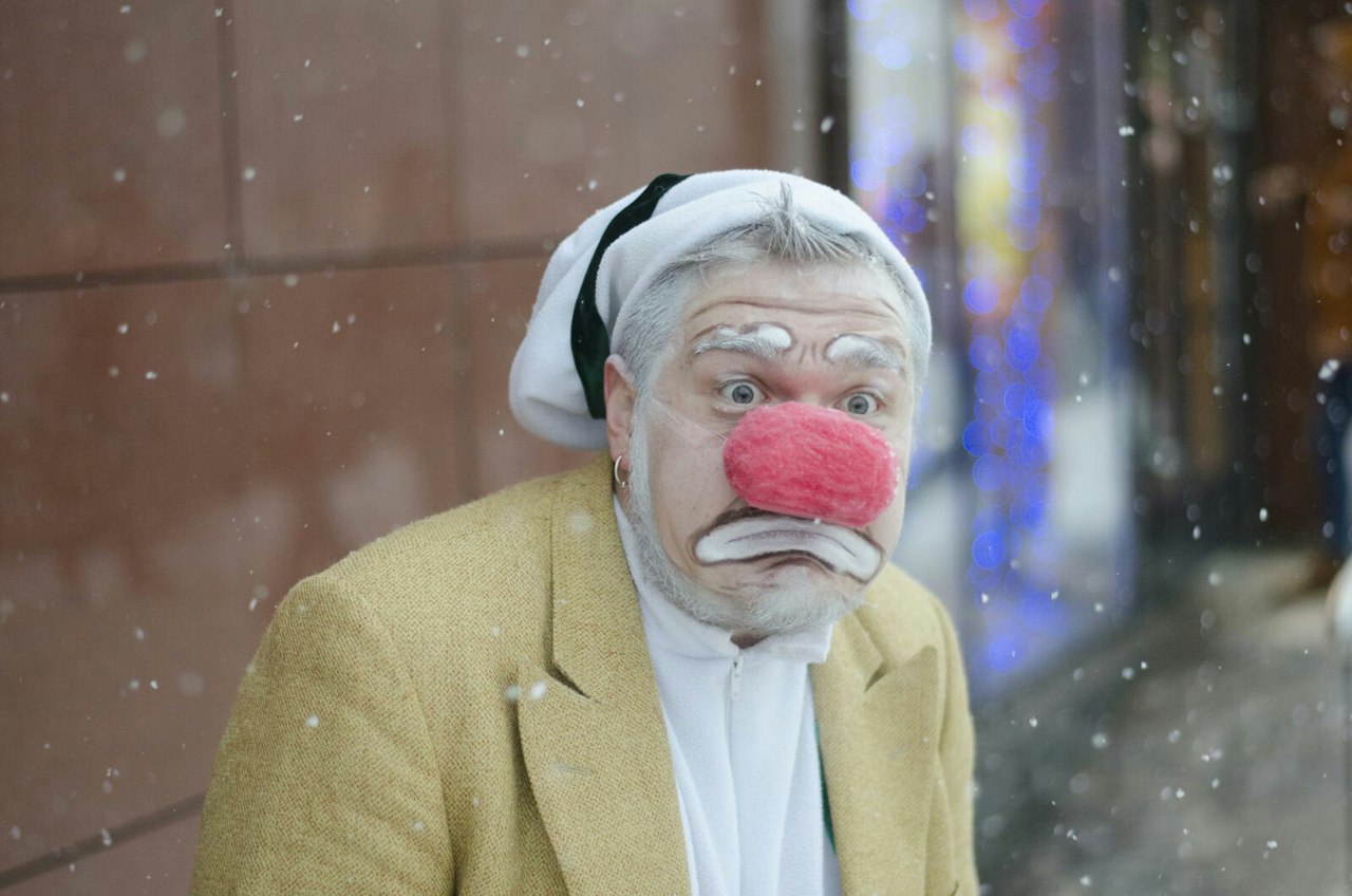 Смех сквозь слёзы: популярный кемеровский клоун устроит представление ради спасения жены
