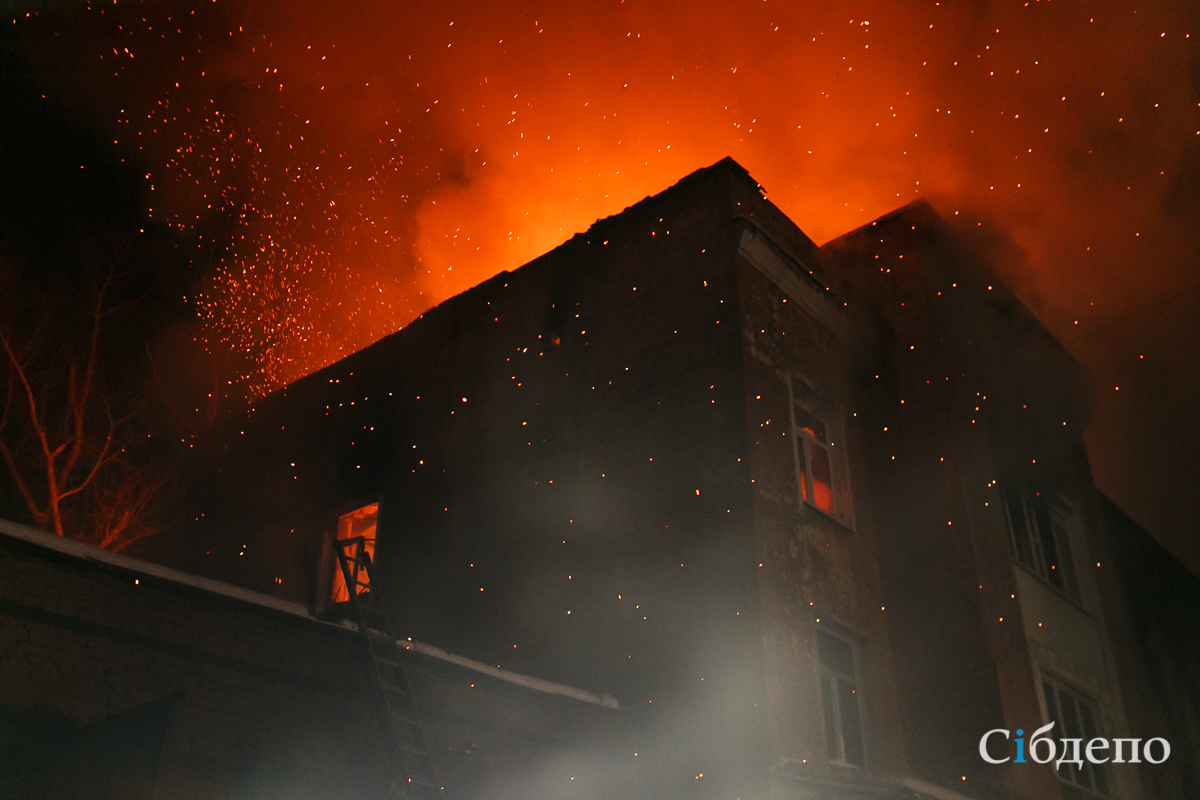 В Кузбассе трое человек, в том числе ребёнок, погибли при пожаре