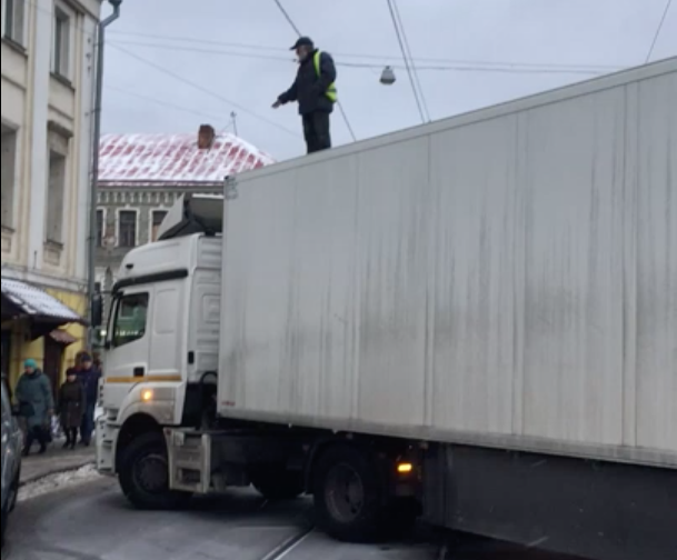 Видео: кузбасский дальнобойщик перегородил своей фурой улицу в центре Москвы