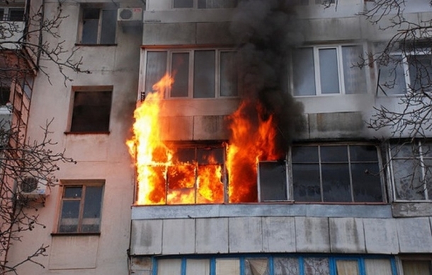 Пожарные спасли четырёх человек из горящей многоэтажки в Кузбассе