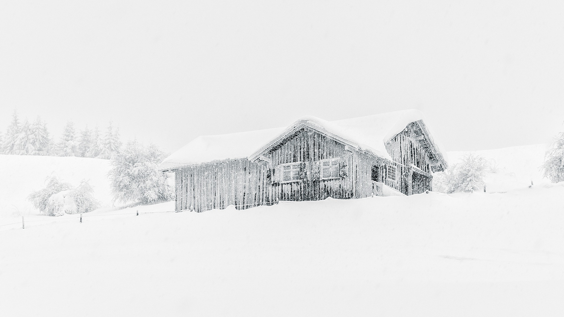 Сугробы выше забора: кузбасскую деревню замело снегом