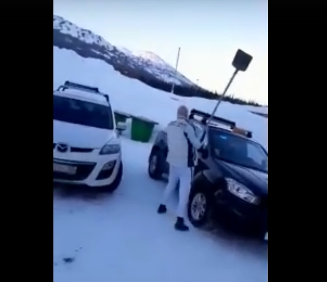 Кузбассовец разбил лопатой машину женщины-таксиста: комментарий полиции