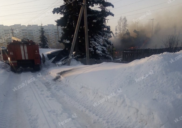 «Мощный взрыв был»: очевидцы сняли на видео пожар в Рудничном районе Кемерова